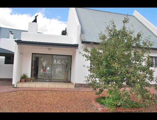 3 BEDROOM TOWNHOUSE FOR SALE IN BOT RIVER
